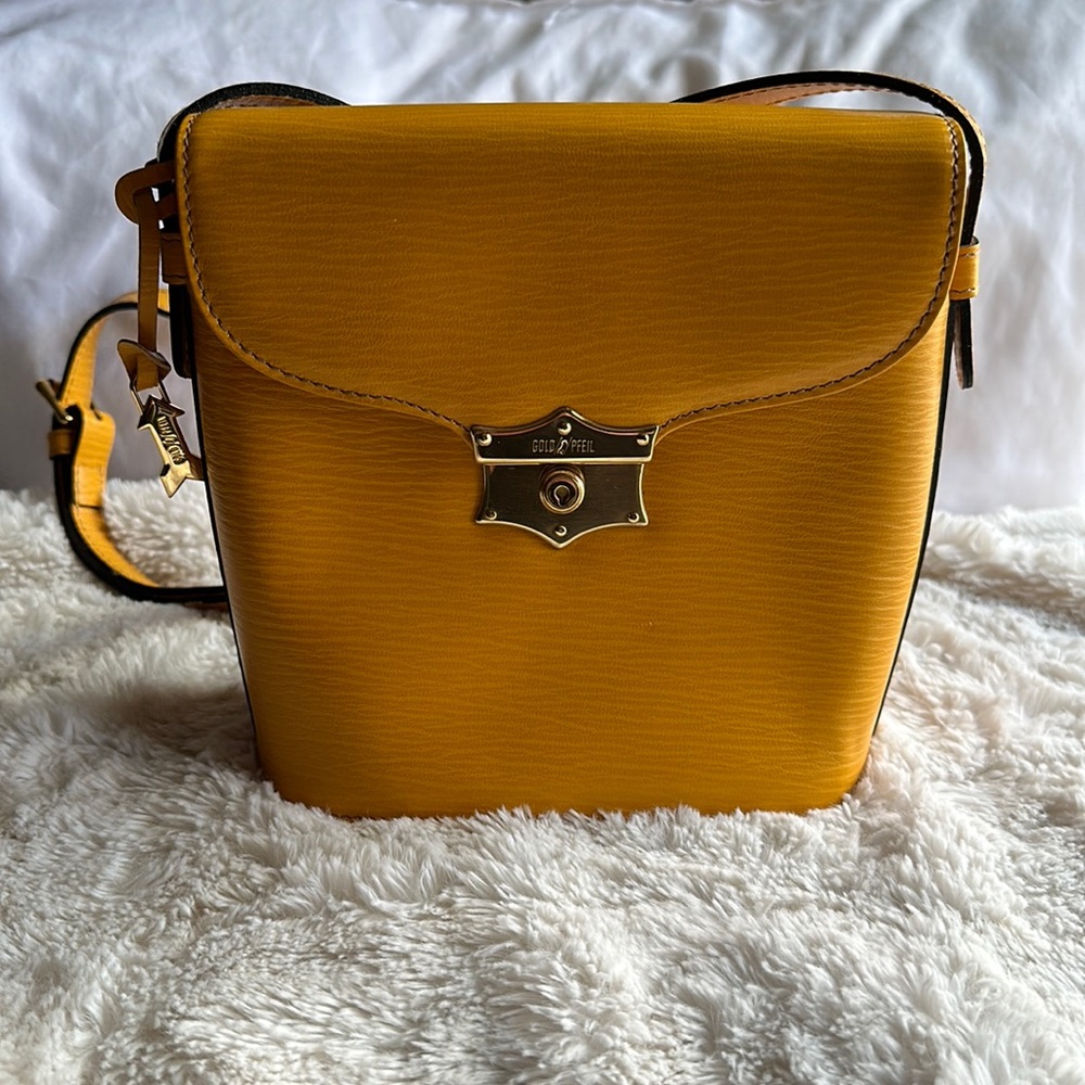 Gold Pfeil purse